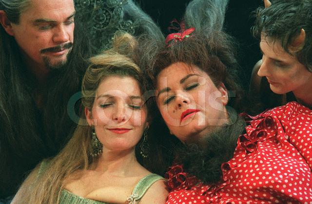 (L-r) Michael Siberry as Oberon, Jemma Redgrave as Titania, Dawn French as Bottom and Lee Ingleby as Puck (French Production, 2001)