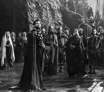 Orson Welles in the title role of Macbeth (1948)