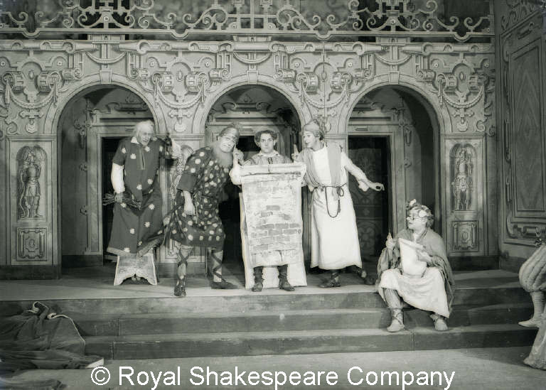 Starveling/Moonshine (Gerald Kay Souper), Bottom/Pyramus (Baliol Holloway), Snout/Wall (Dennis Roberts), Flute/Thisbe (Richard Blatchley), Quince (Randle Ayrton). Pyramus and Thisbe communicate through a chink in the wall (V,1) (E. Browne, 1937)