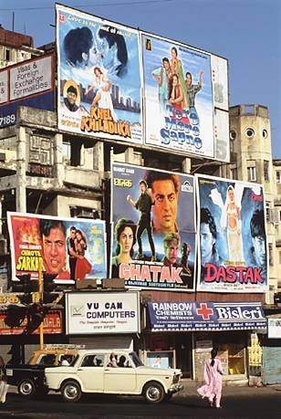 Cartelloni di film di Bollywood in una strada qualunque di una qualunque citt indiana